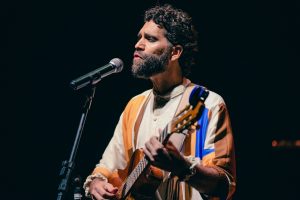 Paulinho Araújo canta quinta-feira, 13