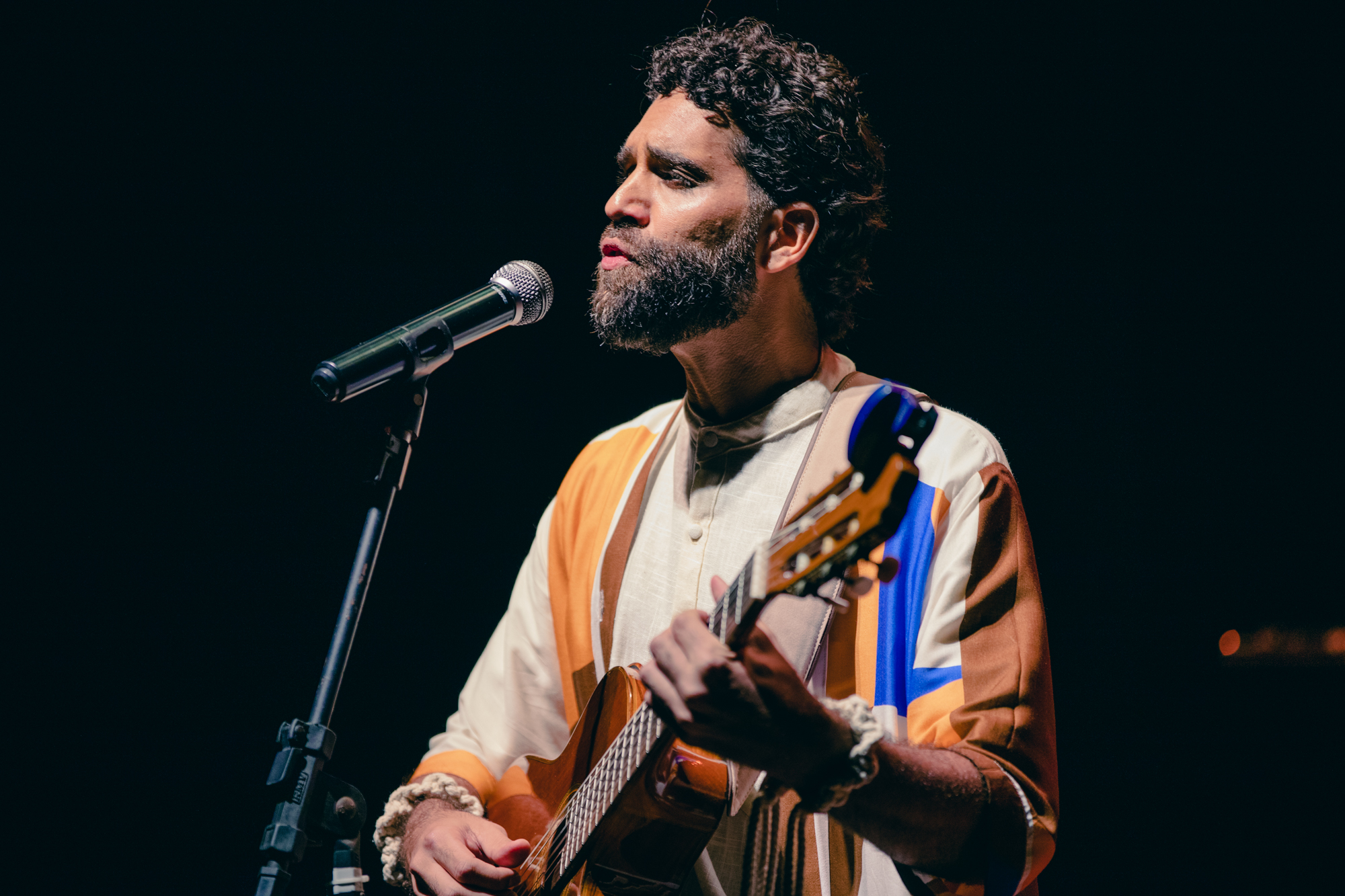 Paulinho Araújo canta quinta-feira, 13